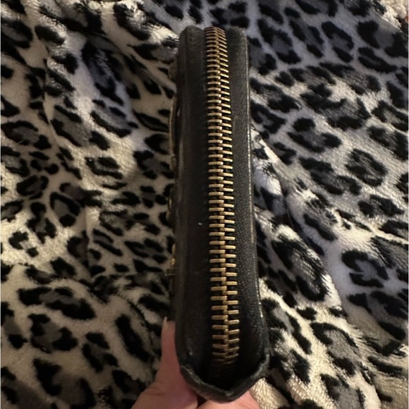 Beautiful Designer Wallet !! Soft as BUTTER!! - Picture 5 of 7